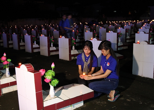 ĐVTN thắp nến tri ân các anh hùng liệt sĩ tại nghĩa trang liệt sĩ huyện Cầu Ngang