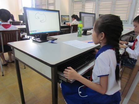 Các em học sinh tiểu học tham gia phần thi thực hành kỹ năng tin học.