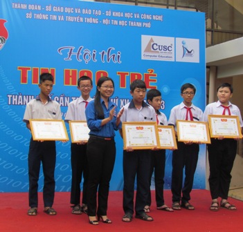 Đồng chí Trần Thị Vĩnh Nghi, UVBTV Trung ương Đoàn, Bí thư Thành Đoàn Cần Thơ trao giấy khen cho các em đạt giải tại hội thi.