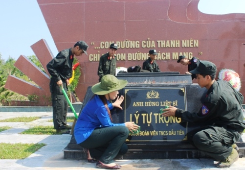 ĐVTN Công an tỉnh hành hương về dâng hương, báo công tại Khu Tưởng niệm Lý Tự Trọng