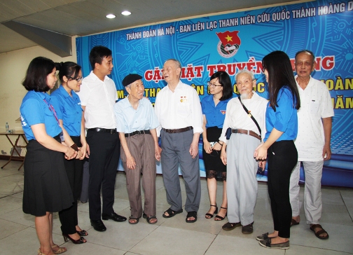 Đồng chí Nguyễn Đức Tiến, Phó Bí thư Thành đoàn Hà Nội (thứ 3 từ trái sang) trò chuyện cùng các trong Ban liên lạc Đoàn thanh niên Cứu quốc Thành Hoàng Diệu
