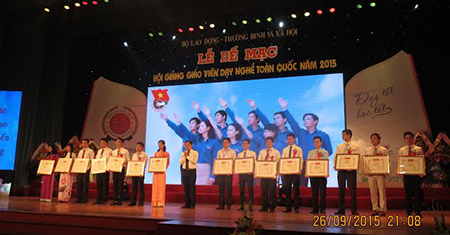 Đồng chí Nguyễn Anh Tuấn, Bí thư TW Đoàn TNCS Hồ Chí Minh trao Bằng khen của TW Đoàn cho các thầy cô giáo trẻ đạt giải tại Hội Giảng