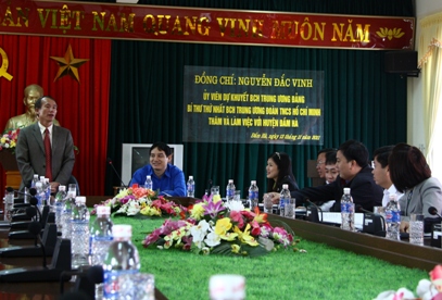 Đoàn công tác nghe đ/c Đào Thanh Lưỡng, Bí thư huyện ủy báo cáo công tác xây dựng nông thôn mới