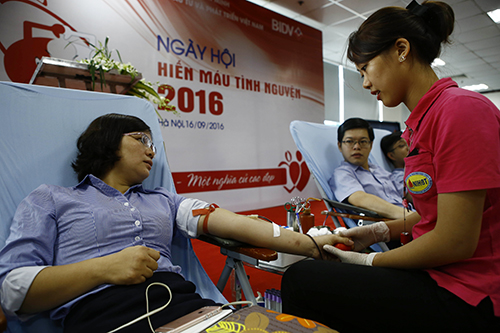 ĐVTN tham gia hiến máu tại ngày hội