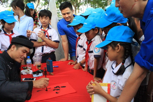 Học sinh hào hứng với hoạt động sân chơi thiếu nhi do Đoàn thanh niên Cảng hàng không Tân Sơn Nhất tổ chức