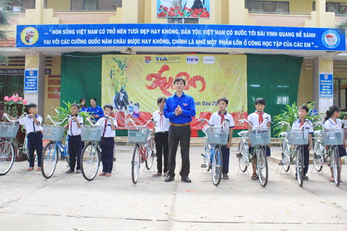 Tặng xe đạp cho các em thiếu nhi có hoàn cảnh khó khăn tại Ngày hội trẻ em vùng biên