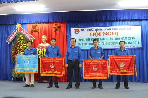 Đồng chí Bùi Quốc Bảo - Bí thư Tỉnh đoàn - Chủ tịch Hội LHTN Việt Nam tỉnh trao cờ thi đua cho các đơn vị