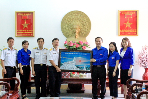 Đồng chí Bùi Quốc Bảo - Bí thư Tỉnh đoàn tặng quà lưu niệm cho Lữ đoàn 125 - Vùng 2 Hải quân