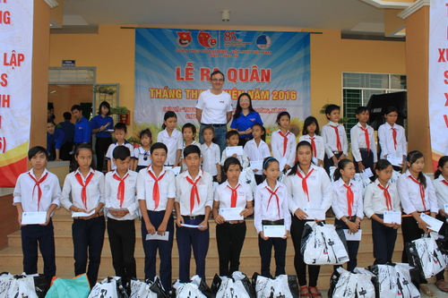 Đồng chí Trần Ngọc Uyển – Phó Bí thư Tỉnh đoàn cùng đơn vị tài trợ trao tặng quà và học bổng cho các em học sinh
