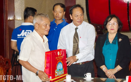 Trao quà cho các gia đình chính sách trên địa bàn huyện Thủ Thừa