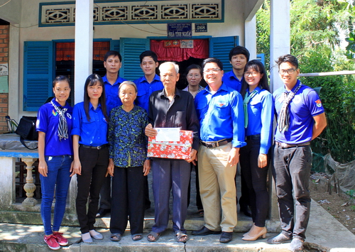 Đoàn thăm và tặng quà thương binh Huỳnh Văn Hưng xã Đức Tân, huyện Tân Trụ