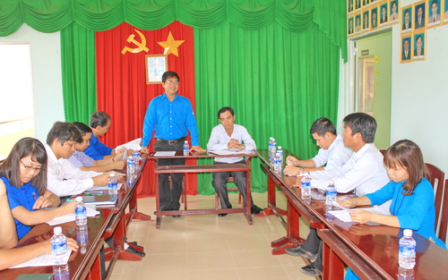 Đoàn làm việc với Đảng ủy xã Bình Hòa Trung (huyện Mộc Hóa)