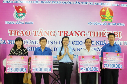 Đồng chí Nguyễn Phạm Duy Trang – UV BTV, Trưởng Ban Công tác thiếu nhi Trung ương Đoàn trao tặng trang thiết bị cho các nhà thiếu nhi