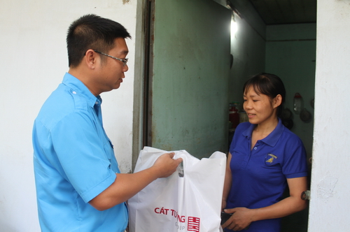 Thăm và tặng quà cho thanh niên công nhân tại CLB nhà trọ Phú Thọ, xã Mỹ Thạnh Bắc, huyện Đức Hòa