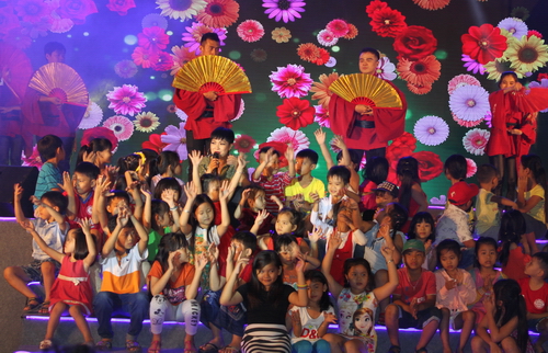  Các tiết mục văn nghệ trong chương trình Ngày hội Công nhân chào Xuân 2018 (ca sĩ Phương Thanh hát cùng các em thiếu nhi của huyện Đức Hòa)