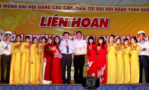 Bí thư Trung ương Đoàn Nguyễn Long Hải tặng hoa và giấy khen cho đơn vị đạt giải nhất