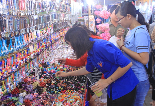 ĐVTN tham quan, mua sắm tại Phiên chợ