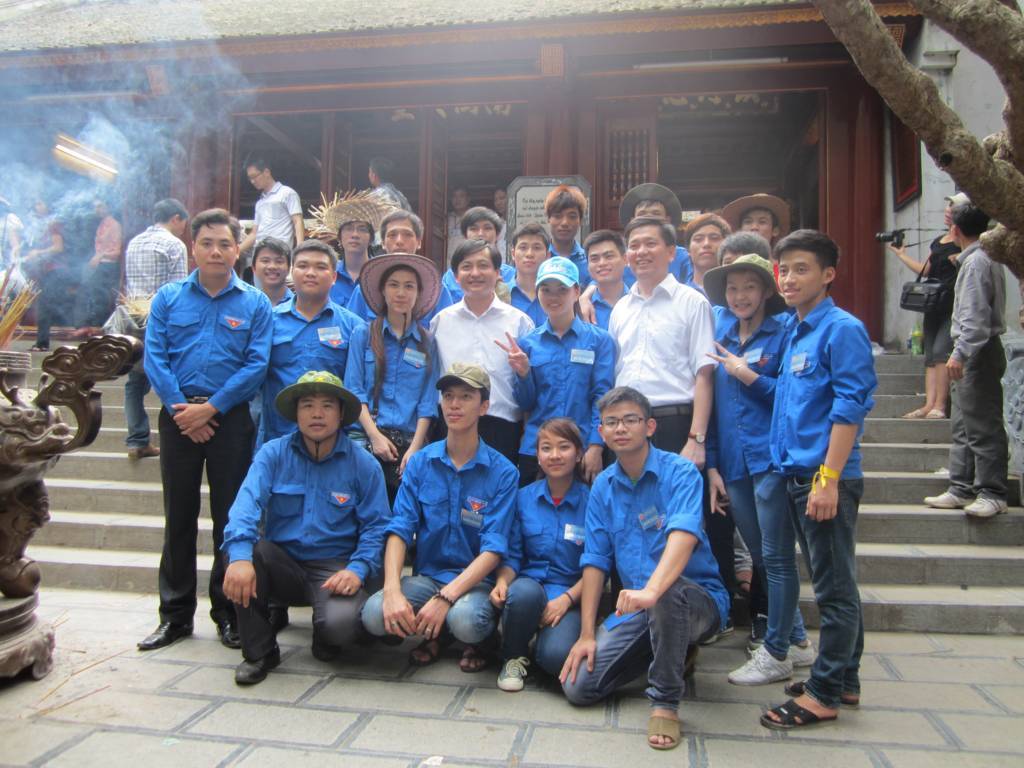 Đ/c Nguyễn Long Hải - Bí thư TW Đoàn chụp ảnh với Đội TNTN tham gia vệ sinh môi trường tại Đền Giếng – Khu Di tích Đền Hùng