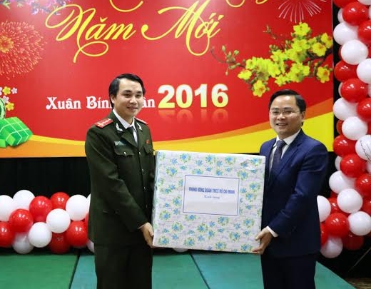 Đồng chí Nguyễn Anh Tuấn, Bí thư TƯ Đoàn tặng quà chúc mừng cán bộ chiến sỹ Bộ Tư lệnh Cảnh vệ