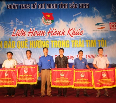 : Đồng chí Vương Quốc Tuấn, Tỉnh ủy viên, Bí thư Tỉnh đoàn Bắc Ninh trao giải cho các đơn vị xuất sắc.