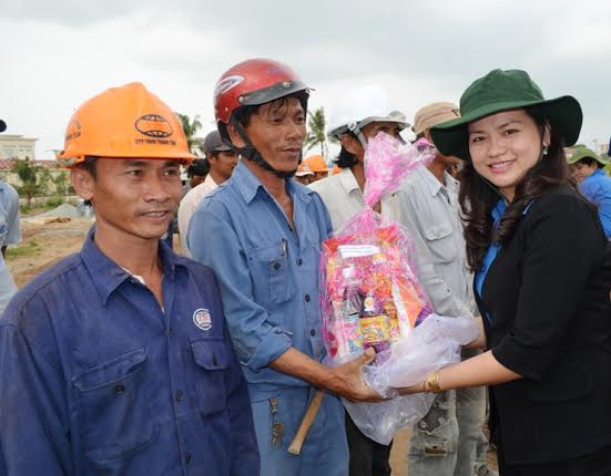 Đ/c Trương Hồng Trang, UVBCH TWĐ, BT Tỉnh Đoàn thăm và tặng quà cho công nhân