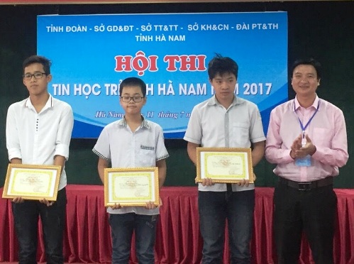 Ban Tổ chức trao giải cho các thí sinh tham gia dự thi