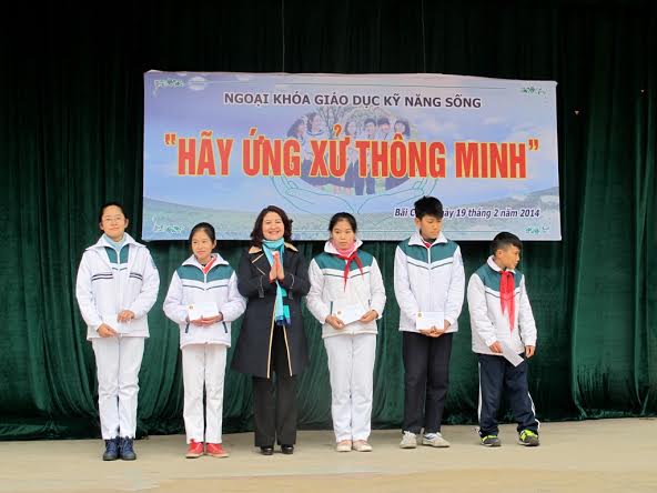  Đ/c Nguyễn Thị Hà Bí thư TW Đoàn, Chủ tịch Hội đồng Đội TW trao các suất quà cho trẻ em nghèo có thành tích học tập cao thuộc Liên đội Trường THCS Bãi Cháy.