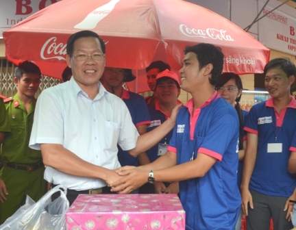 : Đồng chí Phan Văn Mãi, Bí thư thường trực TW Đoàn TNCS Hồ Chí Minh thăm và tặng quà cho các tình nguyện viên tại chốt tư vấn.