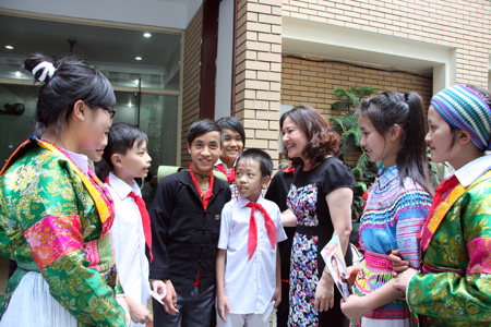 Đồng chí Nguyễn Thị Hà, Bí thư Trung ương Đoàn Nguyễn Thị Hà trò chuyện với các học sinh tại buổi lễ