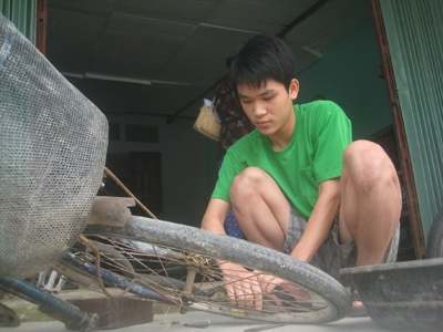 Công Chính đỗ thủ khoa vẫn sửa xe đạp kiếm tiền học ĐH.