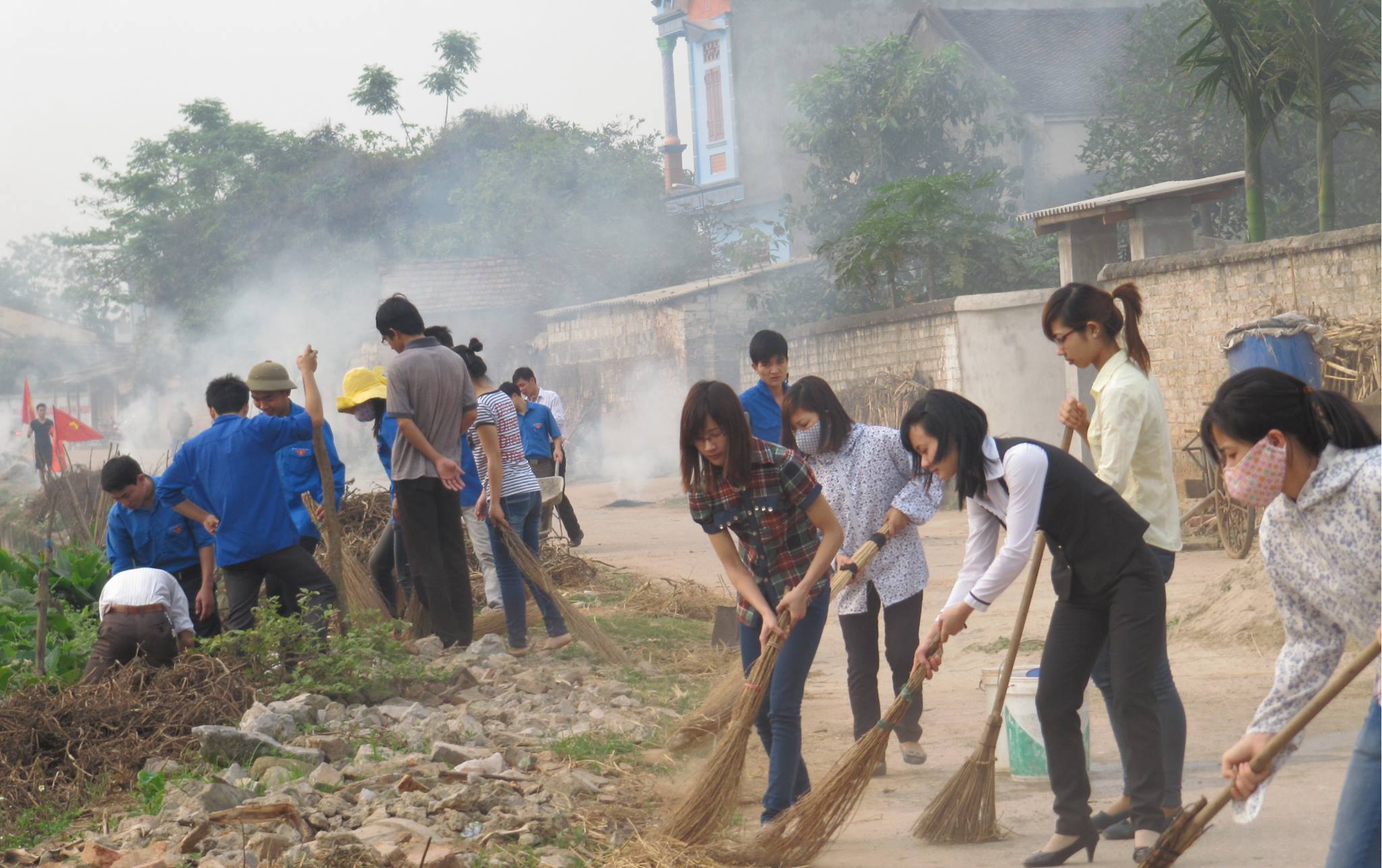 Tuổi trẻ Lạng Giang tình nguyện vệ sinh môi trường