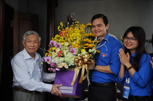 Đồng chí Bùi Quang Huy - Bí thư BCH Trung ương Đoàn tặng hoa tri ân những đóng góp của Thầy giáo Nguyễn Trà trong sự nghiệp "trồng người"