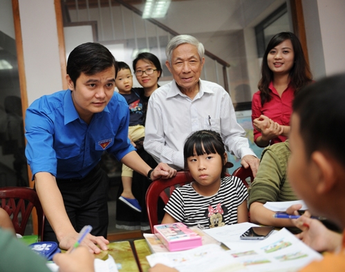 Đồng chí Bùi Quang Huy - Bí thư BCH Trung ương Đoàn thăm, động viên các em học sinh tại lớp học miễn phí của thầy Nguyễn Trà