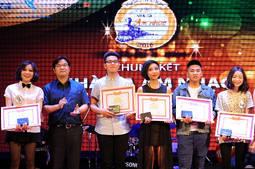 Đồng chí Nguyễn Văn Thắng- Bí thư Thành đoàn Hà Nội trao bằng khen cho top 10 thí sinh vòng chung kết
