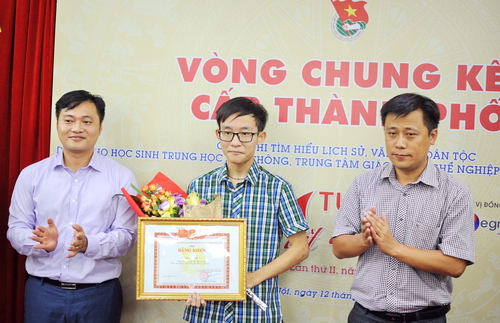 Phạm Huy Hoàng được trao giải Nhì và sẽ cùng với Hà Việt Hoàng tham dự Vòng chung kết toàn quốc