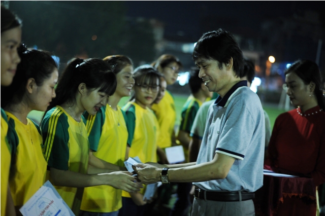 Tổng Biên tập Báo Sinh viên Việt Nam, Nguyễn Huy lộc trao học bổng cho sinh viên nghèo hiếu học tại chương trình