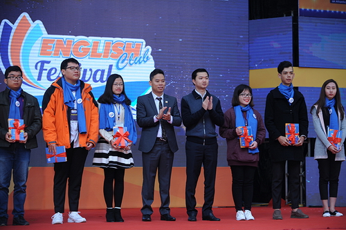 Đồng chí Nguyễn Minh Triết trao huy hiệu và quà tặng cho đại diện các CLB tham gia liên hoan.