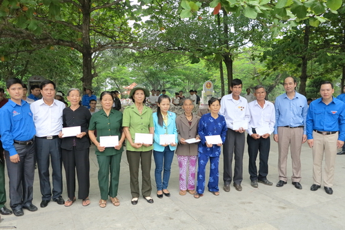 Đoàn khối DN Trung ương tặng quà cho các gia đình chính sách huyện Gio Linh