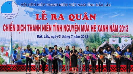 Đồng chí Mai Hoan Niê K dăm-Phó Chủ tịch UBND tỉnh tặng hoa các bạn trẻ tham gia Chiến dịch
