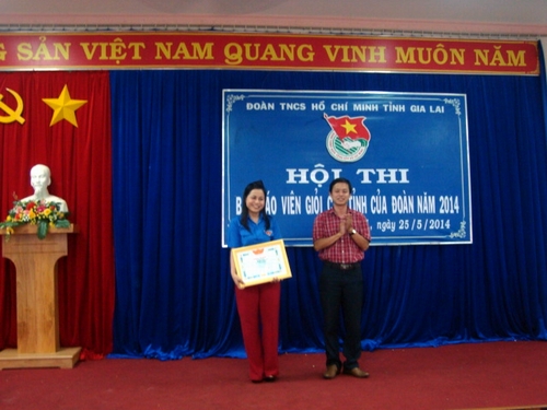 Ban tổ chức trao giải nhất cho chị Rơ Chăm H’Phik
