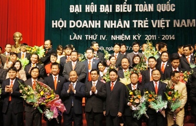 Các đồng chí lãnh đạo Đảng, Nhà nước tặng hoa chúc mừng UBTƯ Hội DNT Việt Nam khóa IV và các chức danh lãnh đạo Hội khóa IV