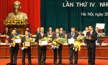 Tặng kỷ niệm chương cho Thường trực Đoàn Chủ tịch Hội DNT Việt Nam khóa III thôi không tham gia khóa IV