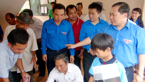Đồng chí Nguyễn Phi Long tham quan công trình máy lọc nước mặn thành nước ngọt vừa được bàn giao