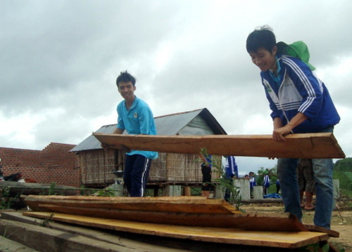 Các chiến sỹ tình nguyện tại huyện Đak Pơ giúp bà con làm nhà