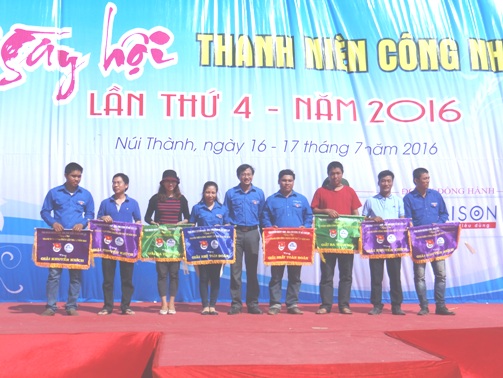 Đồng chí Phan Văn Bình - Phó Bí thư Thường trực Tỉnh đoàn trao cờ thi đua toàn đoàn cho các đơn vị tham gia ngày hội