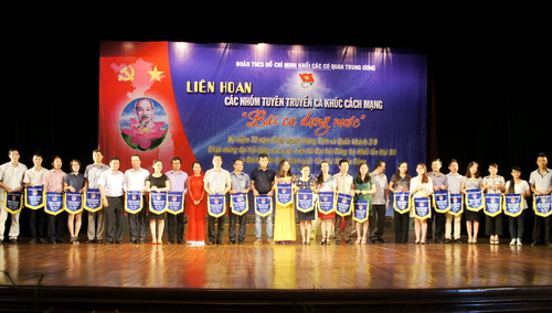 Đại diện 26 nhóm TTCKCM nhận cờ lưu niệm của Ban tổ chức Liên hoan