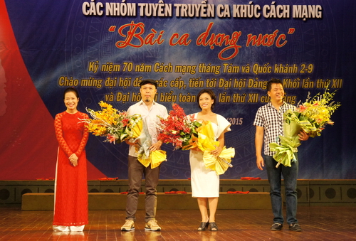 Đồng chí Nguyễn Thị Quý Phương - Quyền Bí thư Đoàn Khối các cơ quan Trung ương tặng hoa Ban giám khảo của Liên hoan