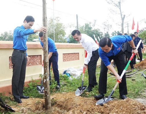 Bí thư Trung ương Đoàn Bùi Quang Huy trồng cây tại Lễ phát động