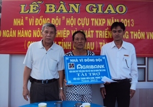Đại diện Hội cựu TNXP tỉnh Cà Mau và nhà tài trợ Bàn giao nhà “Vì đồng đội” cho gia đình bà  Nguyễn Thị Bê