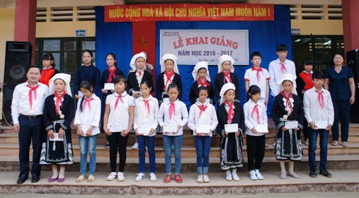 Đồng chí Nguyễn Anh Tuấn- Bí thư Trung ương Đoàn cùng lãnh đạo huyện Ngân Sơn trao học bổng Vừ A Dính cho 20 em học sinh nghèo vượt khó